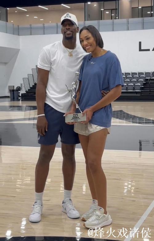 阿德巴约情侣故事：打爆自己女朋友，逼得女篮GOAT当场撒娇